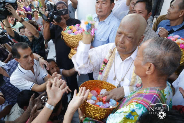 ย้อนชมภาพ "พิศาล" บวชทดแทนพระคุณแม่แบบ 2 ประเพณี เมื่อ 4 ปีก่อน