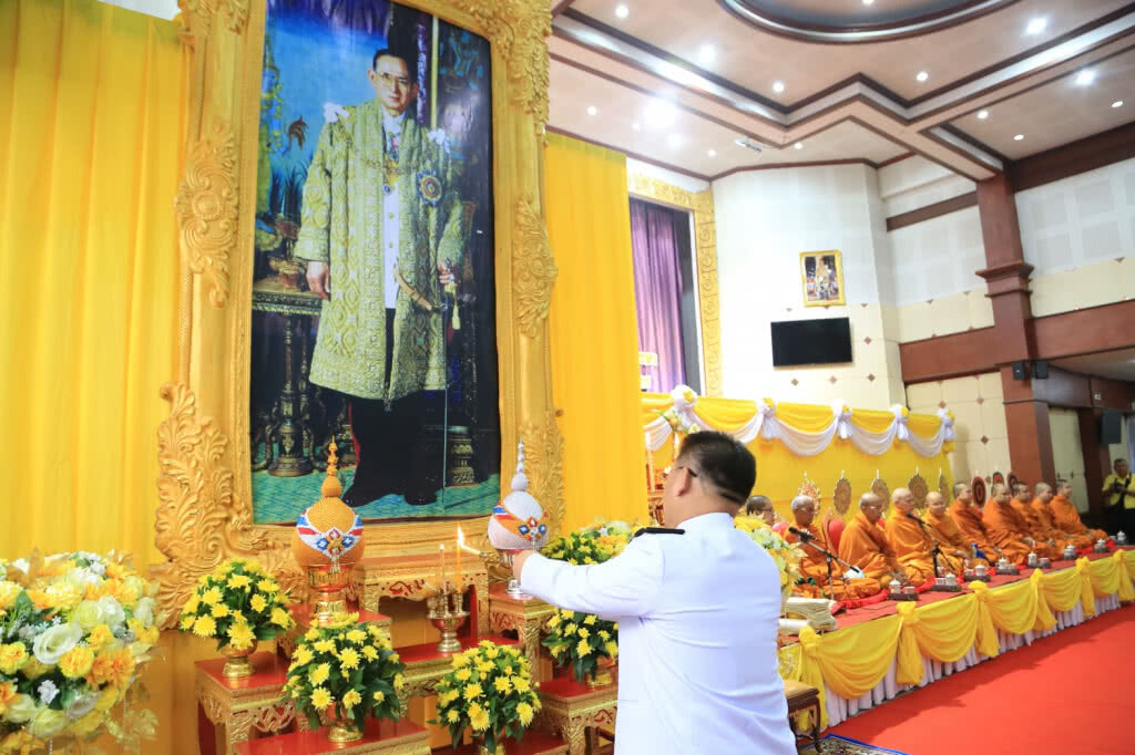 ทำบุญตักบาตรเนื่องในวันพ่อแห่งชาติ ทำบุญตักบาตรเนื่องในวันพ่อแห่งชาติ