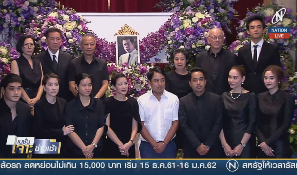 (คลิปข่าว) คนบันเทิงร่วมรดน้ำและสวดพระอภิธรรม "เปี๊ยก พิศาล"