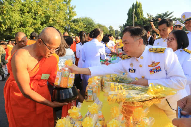 ทำบุญตักบาตรเนื่องในวันพ่อแห่งชาติ