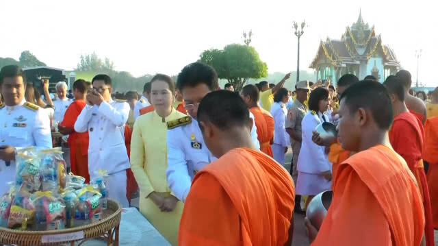 ทำบุญตักบาตรพระสงฆ์50รูป วันพ่อแห่งชาติ
