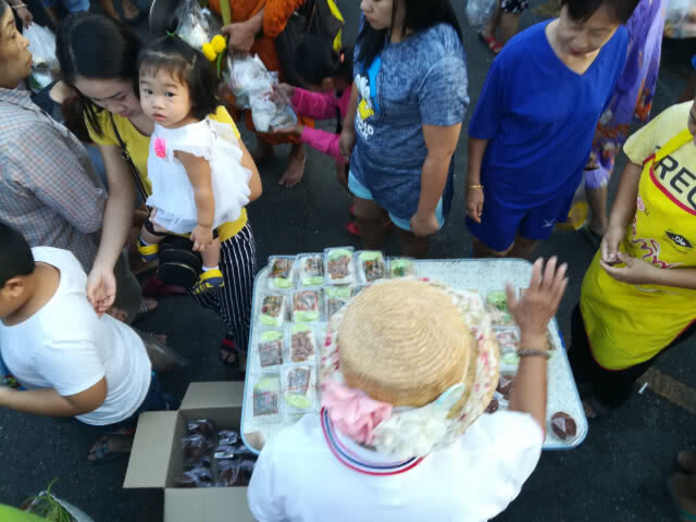 แจกอาหารถวายเป็นพระราชกุศลในหลวง รัชกาลที่ 9