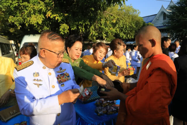 ทำบุญตักบาตรเนื่องในวันพ่อแห่งชาติ