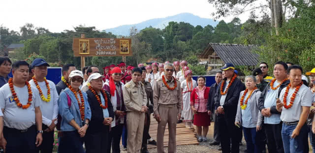 ปกาเกอะญอบ้านจันทน์ร่วมใจสร้างทางเดินของพ่อ