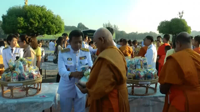 ทำบุญตักบาตรพระสงฆ์50รูป วันพ่อแห่งชาติ