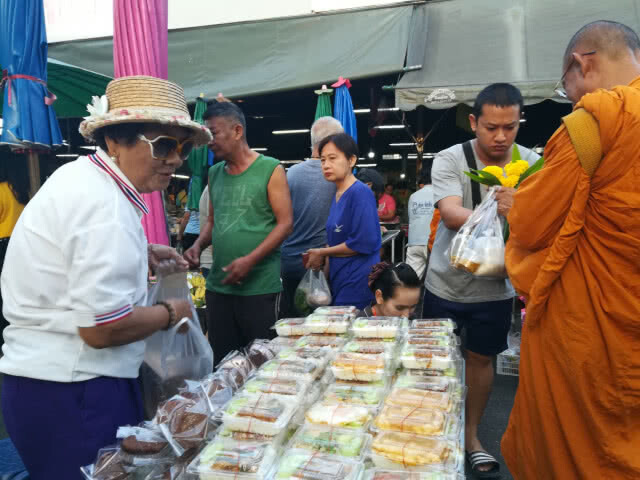 แจกอาหารถวายเป็นพระราชกุศลในหลวง รัชกาลที่ 9