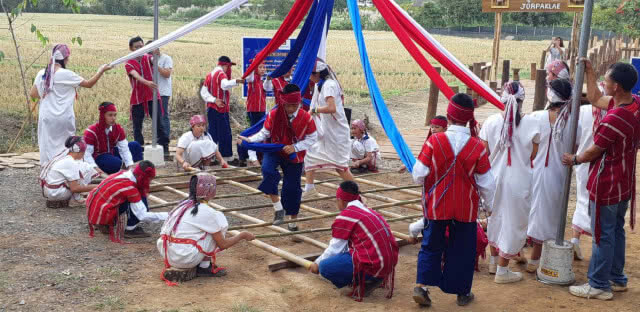 ปกาเกอะญอบ้านจันทน์ร่วมใจสร้างทางเดินของพ่อ
