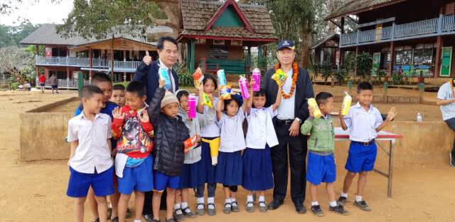 ปกาเกอะญอบ้านจันทน์ร่วมใจสร้างทางเดินของพ่อ