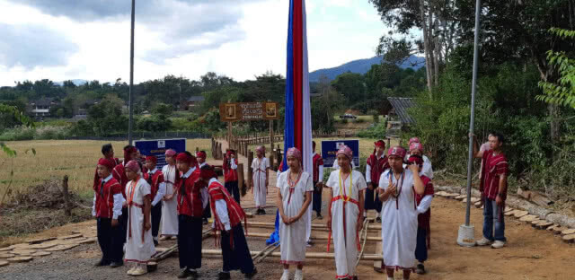 ปกาเกอะญอบ้านจันทน์ร่วมใจสร้างทางเดินของพ่อ