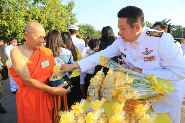 ทำบุญตักบาตรเนื่องในวันพ่อแห่งชาติ