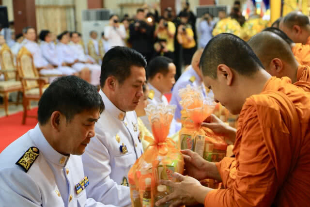 ทำบุญตักบาตรเนื่องในวันพ่อแห่งชาติ