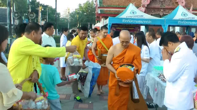 ทำบุญตักบาตรพระสงฆ์50รูป วันพ่อแห่งชาติ