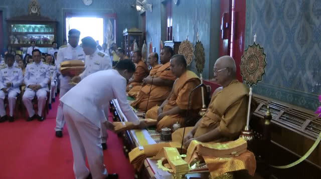 ทำบุญตักบาตรพระสงฆ์50รูป วันพ่อแห่งชาติ