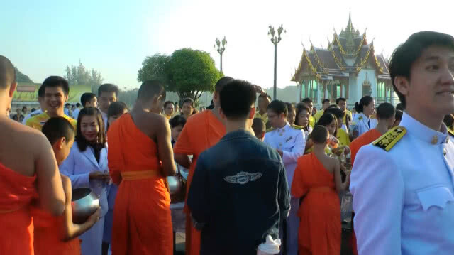 ทำบุญตักบาตรพระสงฆ์50รูป วันพ่อแห่งชาติ