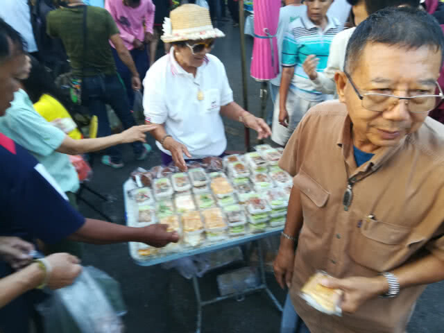 แจกอาหารถวายเป็นพระราชกุศลในหลวง รัชกาลที่ 9