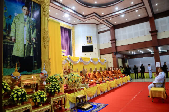 ทำบุญตักบาตรเนื่องในวันพ่อแห่งชาติ