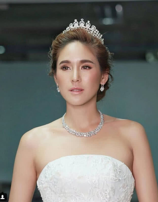 หาม"จิ๊บ" ปกฉัตร' ส่งรพ. วูบกลางสนามสนามบิน เย็บ 7 เข็ม