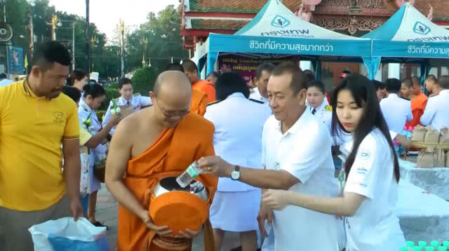 ทำบุญตักบาตรพระสงฆ์50รูป วันพ่อแห่งชาติ
