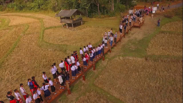 ปกาเกอะญอบ้านจันทน์ร่วมใจสร้างทางเดินของพ่อ