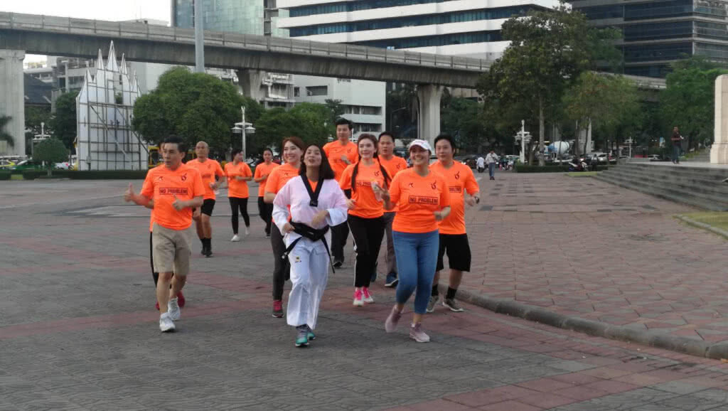 วิว เยาวภา นำทีม ชพน. บุก สวนลุม เข้าหาประชาชนชวนออกกำลังกาย ชูสโลแกน สุขใจ ไร้โรค ชีวิต No Problem