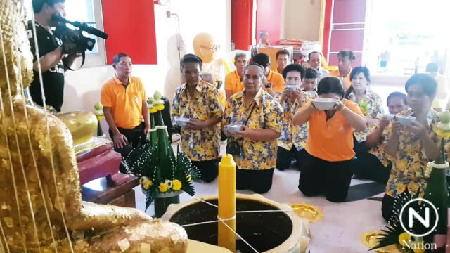 ชาวบ้านแห่กราบขอพรหลวงพ่อสุโขทัยอายุกว่า 800 ปีนำบัวลอยไข่หวาน แก้บน