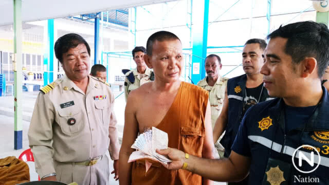 จับ "พระปลอม" เรี่ยไรเงินชาวบ้านซื้อยาบ้าเสพ!!