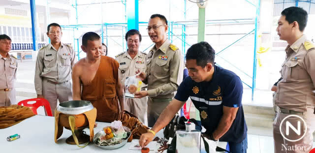 จับ "พระปลอม" เรี่ยไรเงินชาวบ้านซื้อยาบ้าเสพ!!