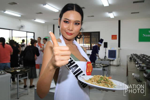 สาวงามผู้เข้าประกวดมิสยูนิเวิร์ส 2018 เรียนรู้การทำผัดไทย