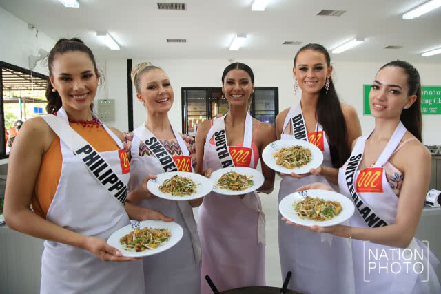 สาวงามผู้เข้าประกวดมิสยูนิเวิร์ส 2018 เรียนรู้การทำผัดไทย