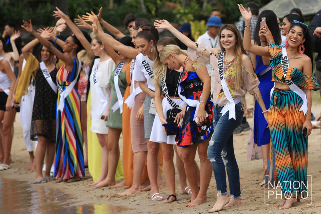 (ภาพชุด) สาวงามผู้เข้าประกวดมิสยูนิเวิร์ส 2018 ทำกิจกรรมปล่อยเต่า