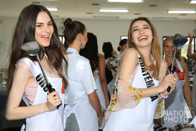 สาวงามผู้เข้าประกวดมิสยูนิเวิร์ส 2018 เรียนรู้การทำผัดไทย