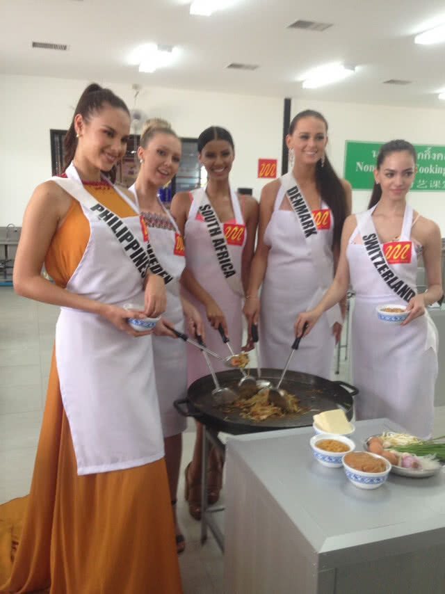 สาวงามมิสยูนิเวิร์ส 2018 ปลื้ม ได้ฝึกทำผัดไทย!