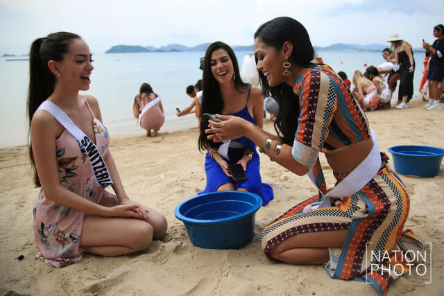 (ภาพชุด) สาวงามผู้เข้าประกวดมิสยูนิเวิร์ส 2018 ทำกิจกรรมปล่อยเต่า