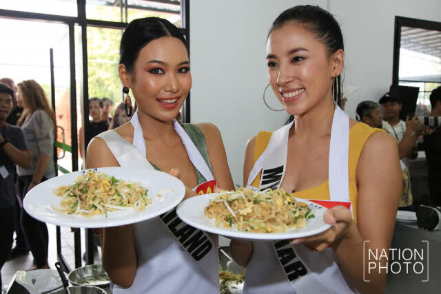 สาวงามผู้เข้าประกวดมิสยูนิเวิร์ส 2018 เรียนรู้การทำผัดไทย