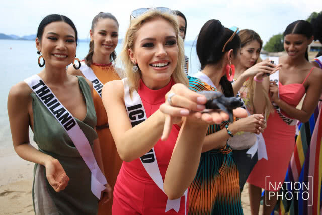 (ภาพชุด) สาวงามผู้เข้าประกวดมิสยูนิเวิร์ส 2018 ทำกิจกรรมปล่อยเต่า