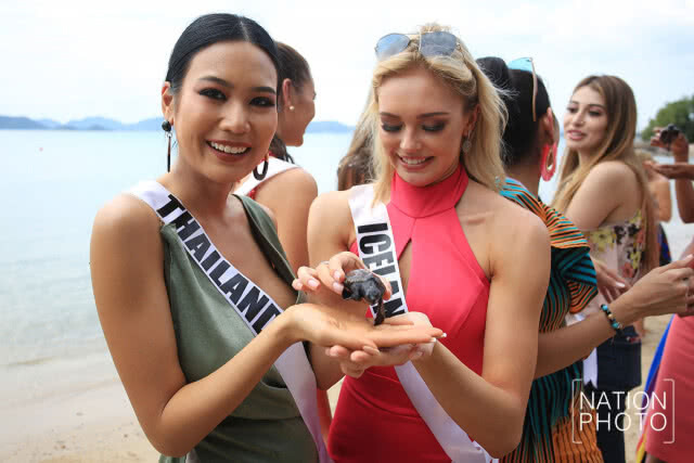 (ภาพชุด) สาวงามผู้เข้าประกวดมิสยูนิเวิร์ส 2018 ทำกิจกรรมปล่อยเต่า