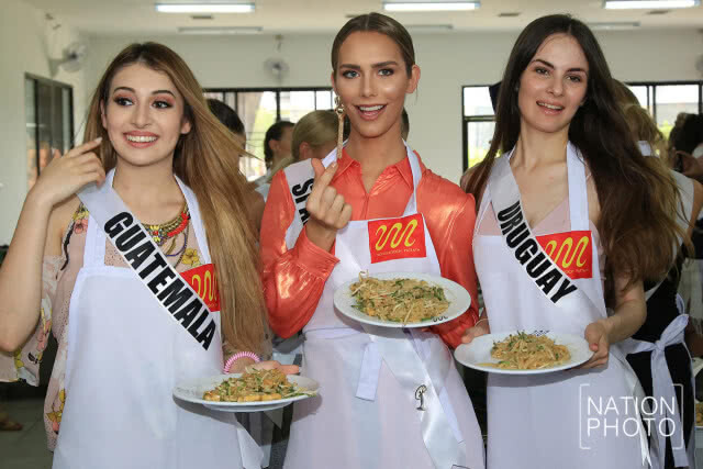 สาวงามผู้เข้าประกวดมิสยูนิเวิร์ส 2018 เรียนรู้การทำผัดไทย