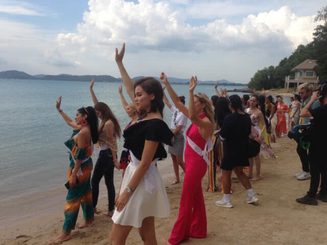สาวงามมิสยูนิเวิร์ส 2018 ปลื้ม ได้ฝึกทำผัดไทย!