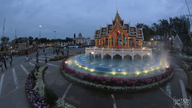 เรือพระที่นั่งจำลอง จัดแสดงในงาน "อุ่นไอรัก คลายความหนาว สายน้ำแห่งรัตนโกสินทร์"