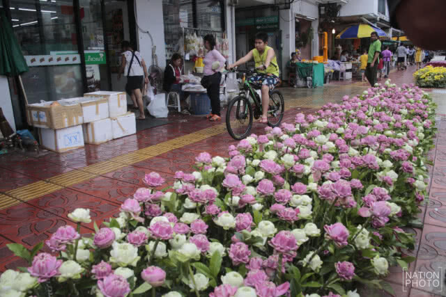 สีสันการประดับตกแต่งดอกไม้สดของชุมชนปากคลองตลาด