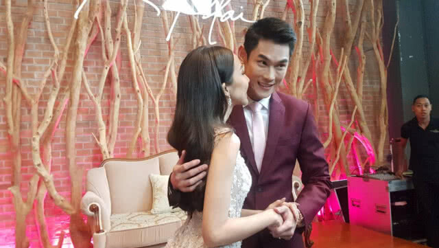 ชื่นมื่น! "กันต์" ควง "พลอย" เข้าประตูวิวาห์พร้อมจดทะเบียนสมรส