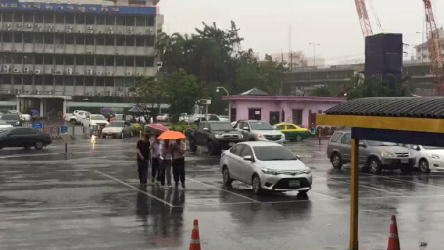 ฝนตกทั่วกทม.ตั้งแต่ช่วงเช้า การจราจรติดขัดบางเส้นทาง