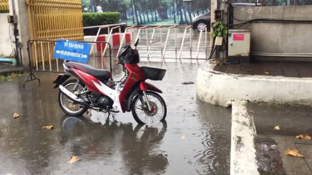 ฝนตกทั่วกทม.ตั้งแต่ช่วงเช้า การจราจรติดขัดบางเส้นทาง