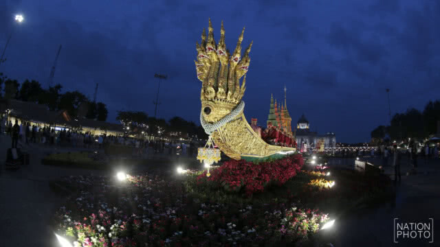 เรือพระที่นั่งจำลอง จัดแสดงในงาน "อุ่นไอรัก คลายความหนาว สายน้ำแห่งรัตนโกสินทร์"