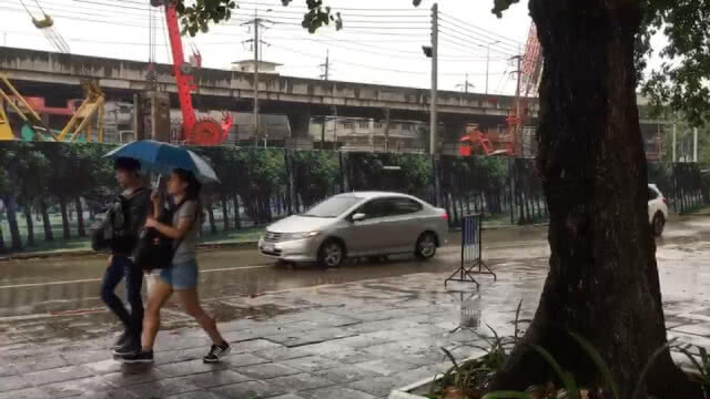 ฝนตกทั่วกทม.ตั้งแต่ช่วงเช้า การจราจรติดขัดบางเส้นทาง
