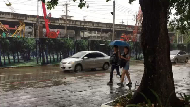 ฝนตกทั่วกทม.ตั้งแต่ช่วงเช้า การจราจรติดขัดบางเส้นทาง