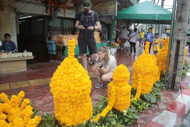 สีสันการประดับตกแต่งดอกไม้สดของชุมชนปากคลองตลาด