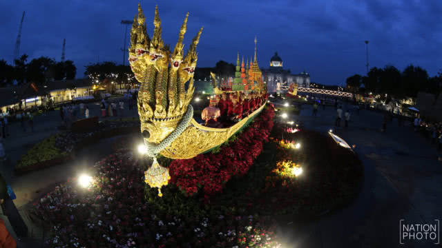 เรือพระที่นั่งจำลอง จัดแสดงในงาน "อุ่นไอรัก คลายความหนาว สายน้ำแห่งรัตนโกสินทร์"