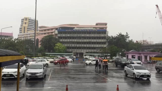 ฝนตกทั่วกทม.ตั้งแต่ช่วงเช้า การจราจรติดขัดบางเส้นทาง