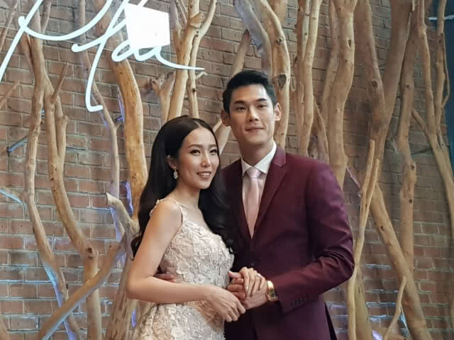 ชื่นมื่น! "กันต์" ควง "พลอย" เข้าประตูวิวาห์พร้อมจดทะเบียนสมรส